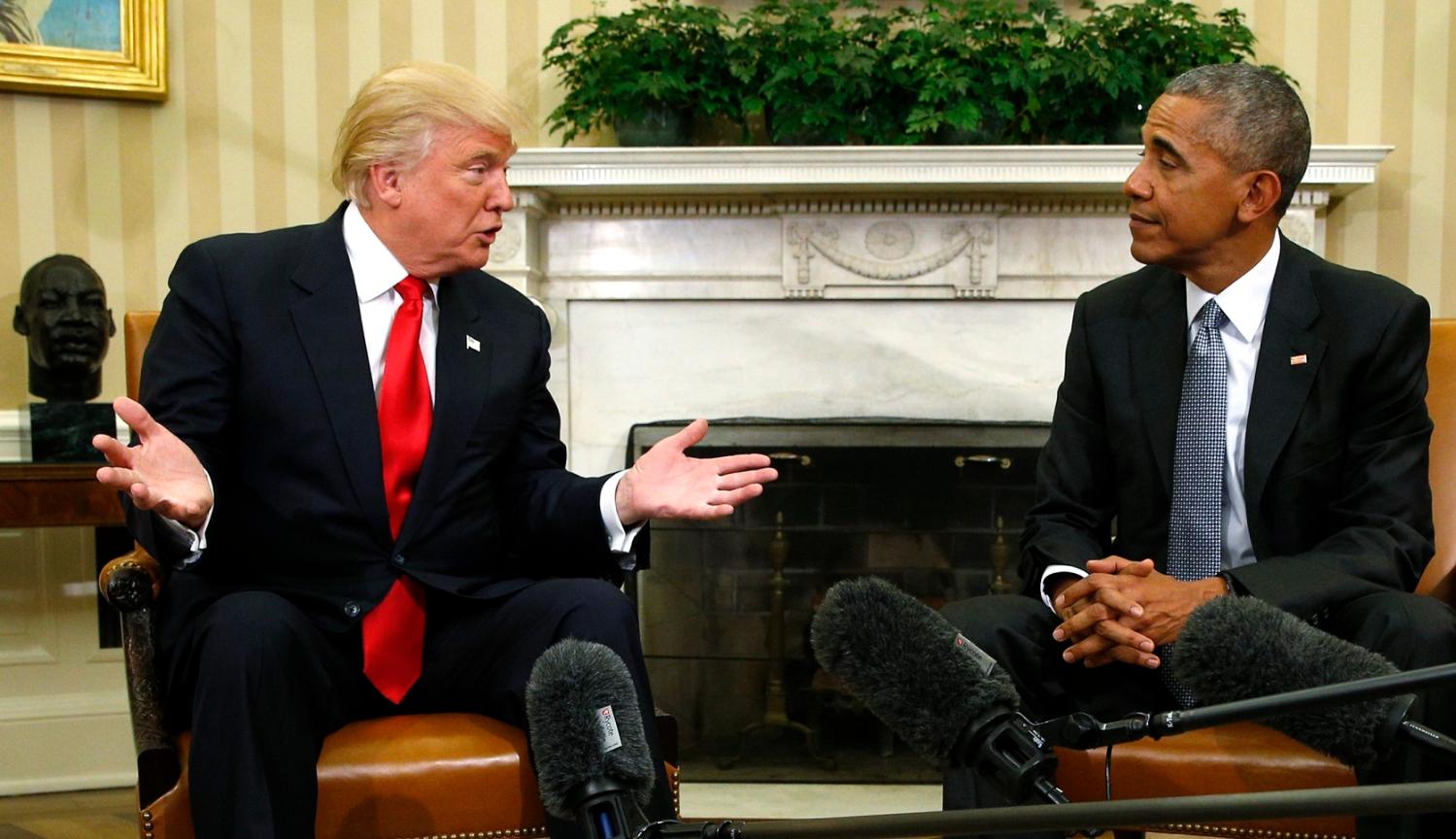 U.S. President Barack Obama meets with President-elect Donald Trump to discuss transition plans in the White House Oval Office in Washington, U.S., November 10, 2016. REUTERS/Kevin Lamarque - RTX2T2IN