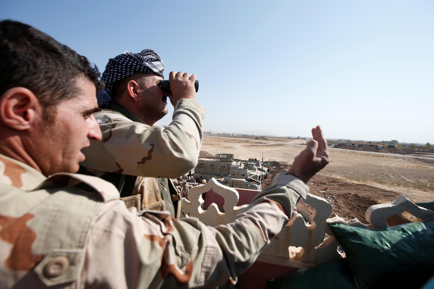 A member of Peshmerga forces looks through a pair of binoculars on the outskirts of Bashiqa, east of Mosul, during an operation to attack Islamic State militants in Mosul, Iraq, October 30, 2016. REUTERS/Azad Lashkari - RTX2R36M