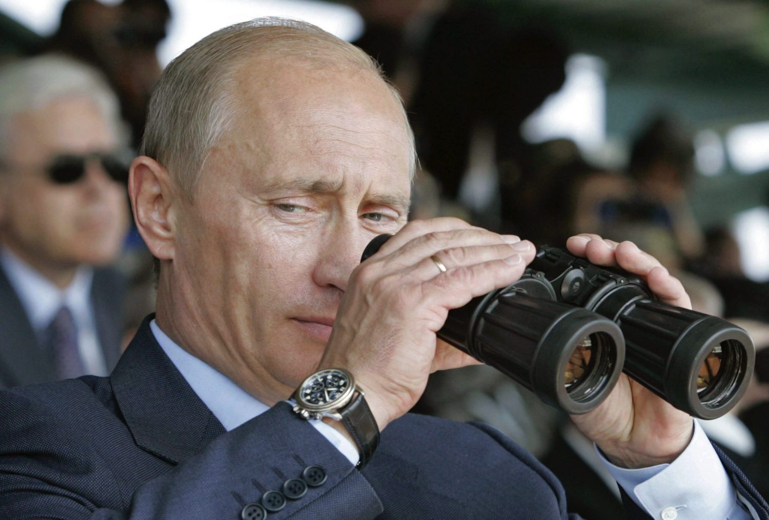 Russia's President Vladimir Putin uses a pair of binoculars at the Chebarkul range during the Peace Mission 2007 counter-terrorism exercise among the Shanghai Cooperation Organization member states, August 17, 2007. Troops from Russia, China and Central Asian states are taking part in a joint military exercise on Friday designed to show off their alliance's increasing power. REUTERS/Ria Novosti (RUSSIA) - RTR1SUNG