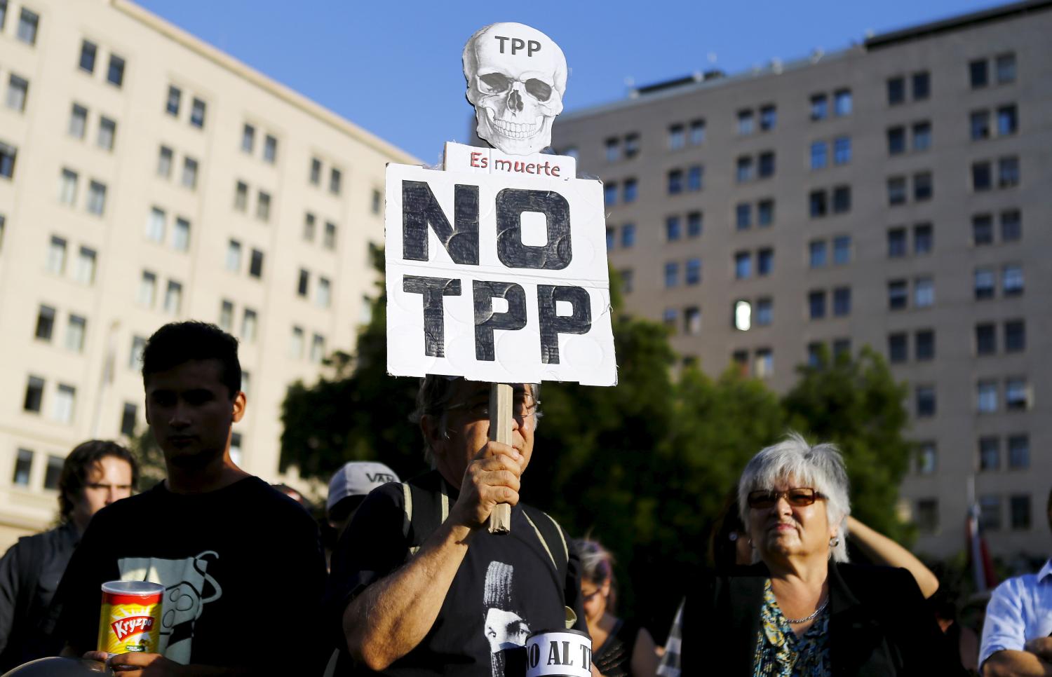 Demonstrators attend a rally against the Trans-Pacific Partnership (TPP) trade deal in front of the government house at Santiago, Chile, February 4, 2016. REUTERS/Ivan Alvarado - RTX25IVG