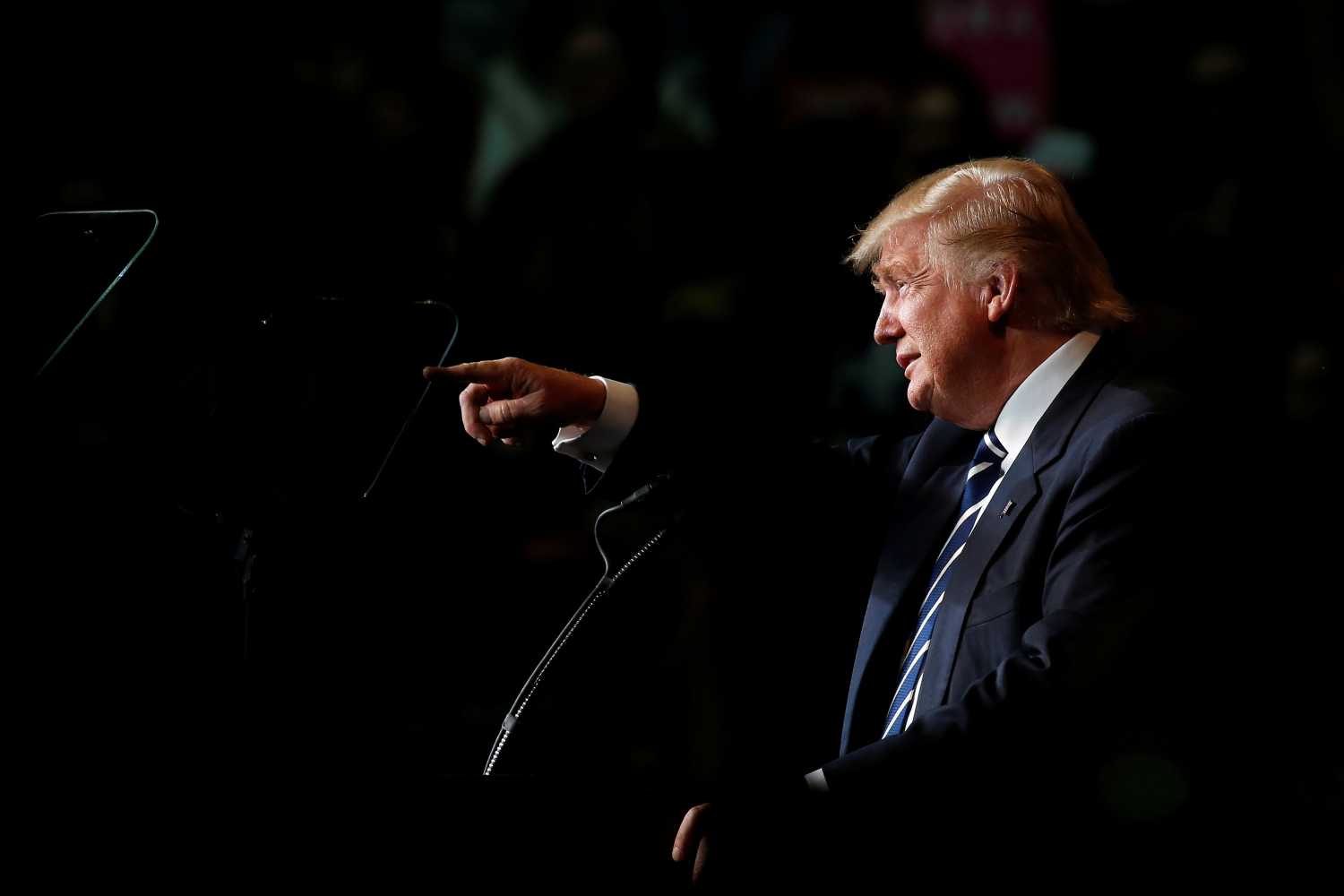 Republican presidential nominee Donald Trump holds a campaign event in Eau Claire, Wisconsin U.S. November 1, 2016. REUTERS/Carlo Allegri - RTX2RG0V