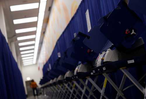 A row of voting booths is seen at a polling station during early voting in Chicago, Illinois, U.S., October 14, 2016. REUTERS/Jim Young - RTSSB65