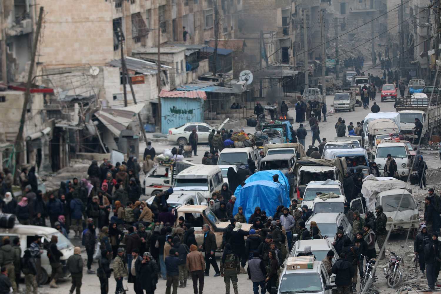 Rebel fighters and civilians wait to be evacuated from a rebel-held sector of eastern Aleppo, Syria December 18, 2016. Picture taken December 18, 2016. REUTERS/Abdalrhman Ismail - RTX2VOSK