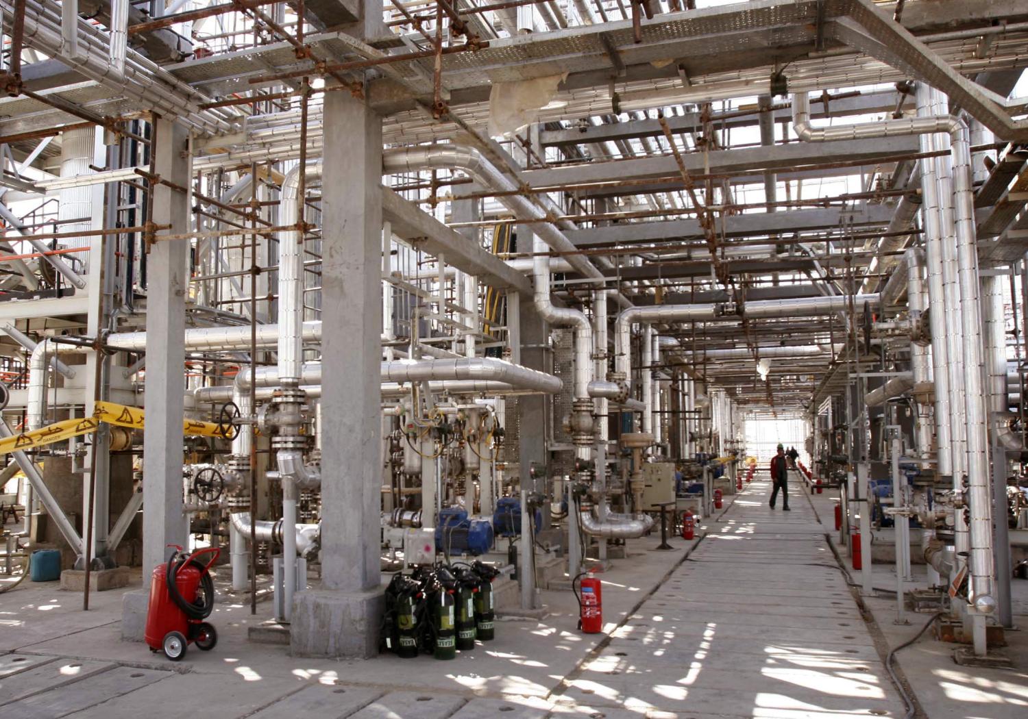 A view of Arak heavy water production facility in Central Iran 360 km (223 miles) south west of Tehran October 27, 2004. An Iranian nuclear plant which atomic experts say could give the Islamic state access to bomb-grade material is nearing completion, a senior Iranian nuclear official said on Wednesday. REUTERS/Fars News MN - RTREBH7