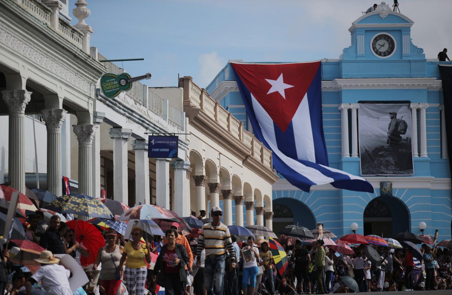 People await the arrival of the caravan carrying the ashes of Fidel Castro in Las Tunas, Cuba, December 2, 2016. REUTERS/Carlos Barria - RTSUDOC