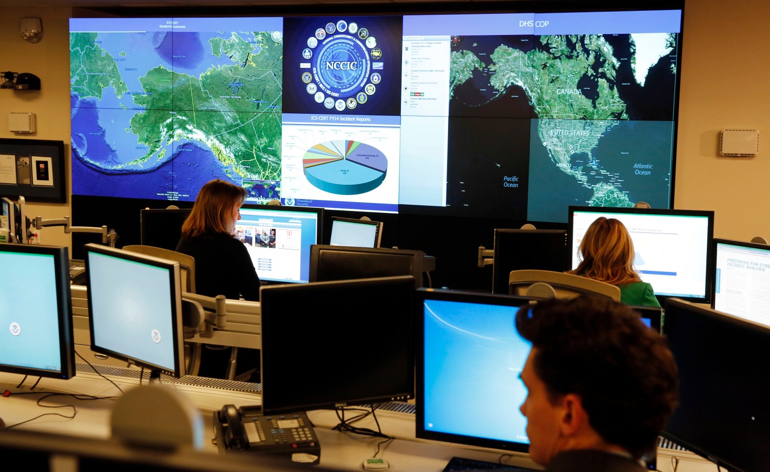 Department of Homeland Security workers at the National Cybersecurity and Communications Integration Center in Arlington, Virginia, January 13, 2015. REUTERS/Larry Downing.