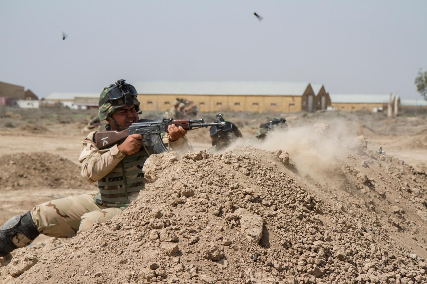 Iraqi soldiers train with members of the U.S. Army 3rd Brigade Combat Team, 82nd Airborne Division, at Camp Taji, Iraq, in this U.S. Army photo released June 2, 2015. The United States is expected to announce on Wednesday plans for a new military base in Iraq's Anbar province and the deployment of around 400 additional U.S. trainers to help Iraqi forces in the fight against Islamic State, a U.S. official said.