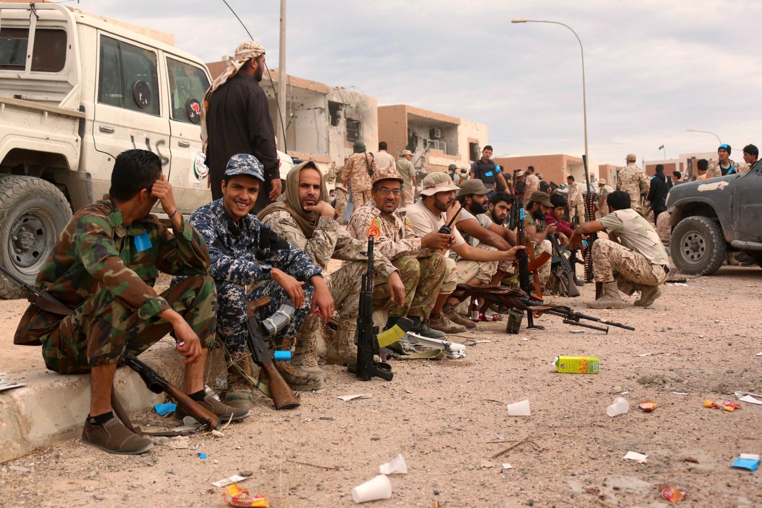 Fighters of Libyan forces allied with the U.N.-backed government gather as they push into the last area held by Islamic State militants in Ghiza Bahriya district in Sirte, Libya November 26, 2016. REUTERS/Hani Amara - RTSTEXG