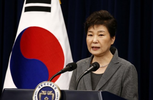 South Korean President Park Geun-Hye speaks during an address to the nation, at the presidential Blue House in Seoul, South Korea, 29 November 2016. REUTERS/Jeon Heon-Kyun/Pool - RTSTRIN
