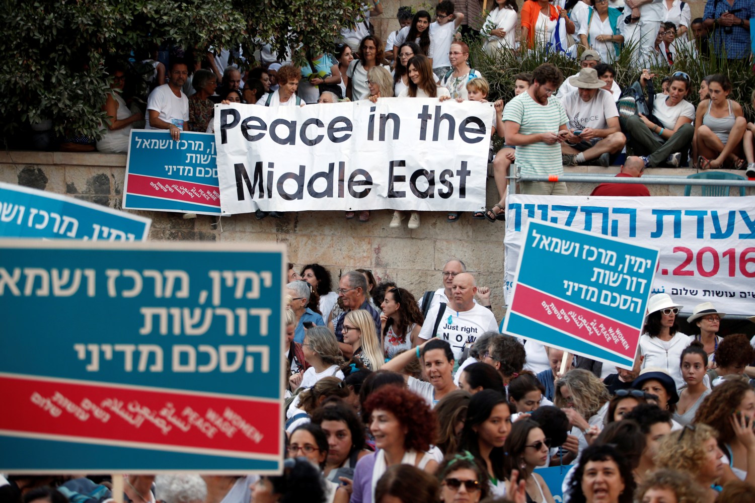 People take part in a rally, the closing event of the March of Hope, a 2-week-long event organised by Women Wage Peace, a non-political movement calling for a peaceful solution to the Israeli-Palestinian conflict and women's participation in such a solution, outside Israeli Prime Minister Benjamin Netanyahu's office in Jerusalem October 19, 2016. REUTERS/Baz Ratner - RTX2PJST