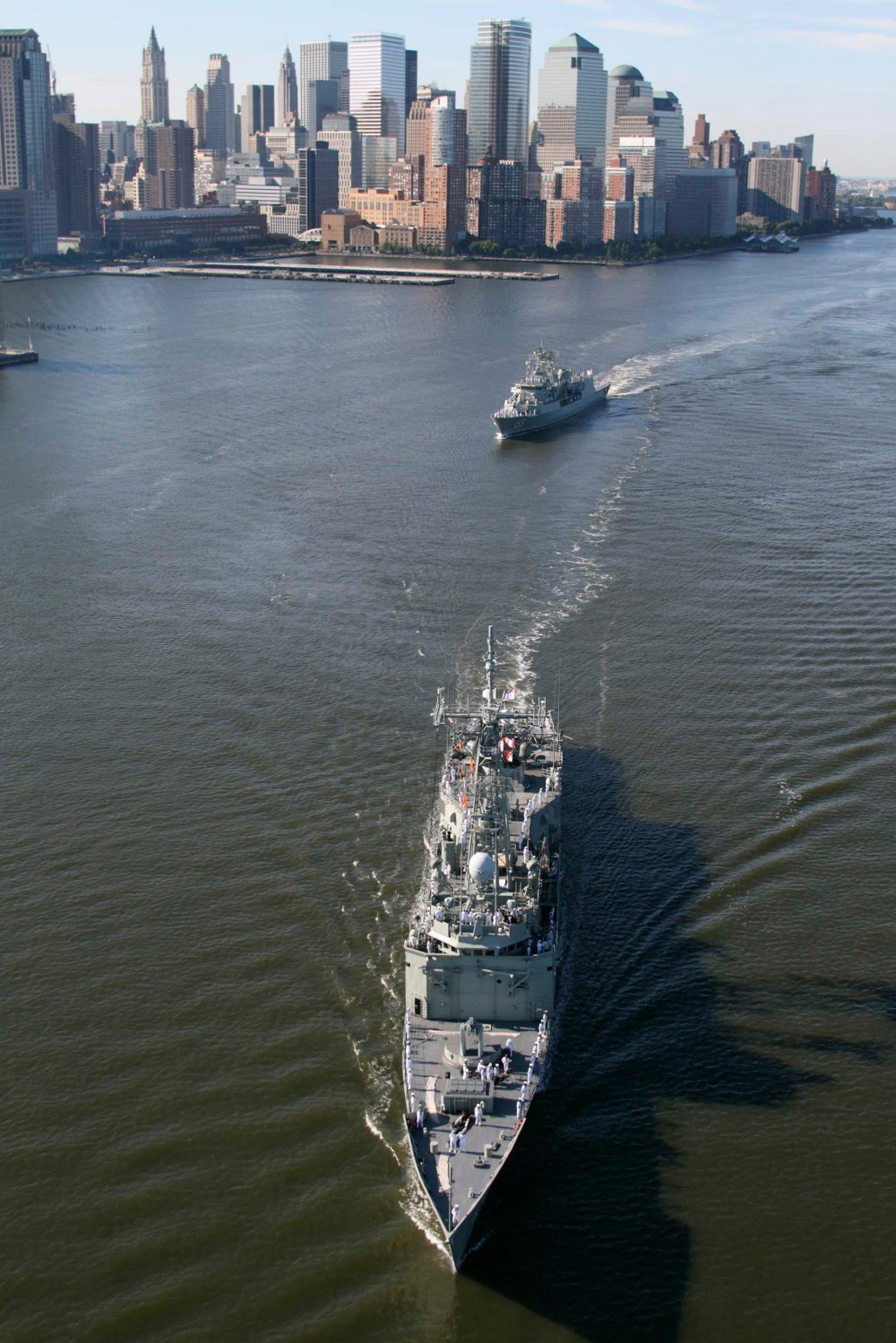 Two Australian Navy warships, the HMAS Sydney (front) and HMAS Ballarat arrive in New York harbor, July 19, 2009. The Australian ships and more than 400 sailors will visit Manhattan as part of of a six month international deployment. REUTERS/Trevor Collens/Pool (UNITED STATES MILITARY POLITICS IMAGES OF THE DAY) FOR EDITORIAL USE ONLY. NOT FOR SALE FOR MARKETING OR ADVERTISING CAMPAIGNS - RTR25TWX