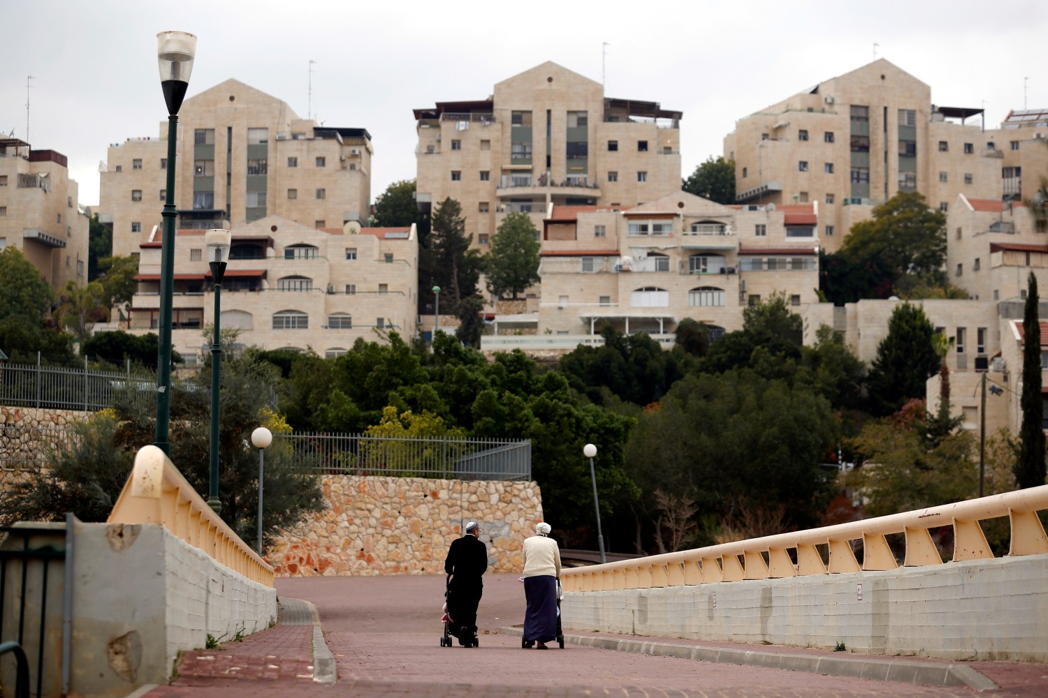 A couple walk in the Israeli settlement of Maale Edumim, in the occupied West Bank December 24, 2016. REUTERS/Amir Cohen - RTX2WDRY