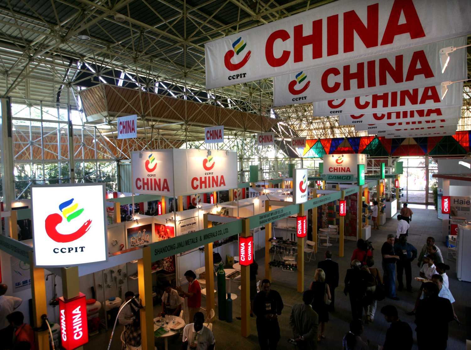 Visitors stroll through China's pavilion at Havana's annual International Trade Fair, November 1, 2004. China exhibited household electrical appliances, scooter, clothes and toys in its largest turnout at the fair. Trade between the two communist-run countries grew 28 per cent in the first six months of this year, and Chinese companies are looking to invest in Cuba, particularly in nickel production. REUTERS/Claudia Daut CD - RTREQRE