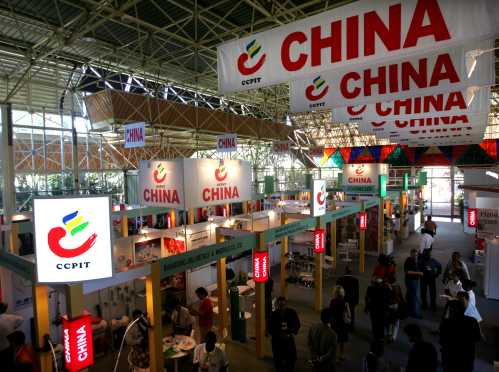 Visitors stroll through China's pavilion at Havana's annual International Trade Fair, November 1, 2004. China exhibited household electrical appliances, scooter, clothes and toys in its largest turnout at the fair. Trade between the two communist-run countries grew 28 per cent in the first six months of this year, and Chinese companies are looking to invest in Cuba, particularly in nickel production. REUTERS/Claudia Daut CD - RTREQRE