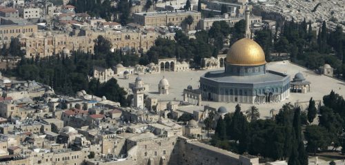 An aerial view of the Old City of Jerusalem is seen with Dome of the Rock Mosque and the Western Wall October 2, 2007. REUTERS/Ammar Awad (JERUSALEM) - RTR1UI0K