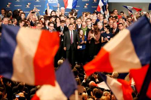 French politician Francois Fillon (C), member of the conservative Les Republicains political party, attends a final rally ahead of Sunday's first round of vote to choose the conservative candidate for France's presidential election in Paris, France, November 18, 2016. REUTERS/Charles Platiau - RTX2UC6L