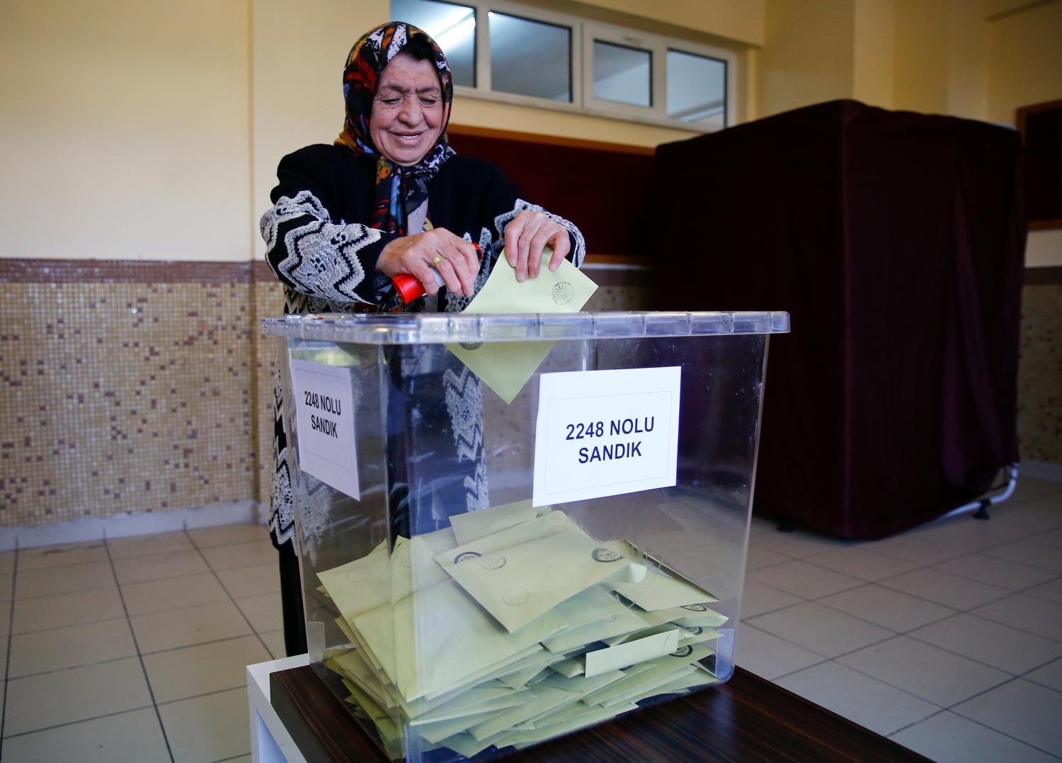 A woman casts her ballot at a polling station during a general election in Konya, Turkey, November 1, 2015. Turks began voting on Sunday amid worsening security and economic worries in a snap parliamentary election that could profoundly impact the divided country's trajectory and that of President Tayyip Erdogan. The parliamentary poll is the second in five months, after the ruling AK Party founded by Erdogan failed to retain its single-party majority in June. REUTERS/Umit Bektas - RTX1U7LQ