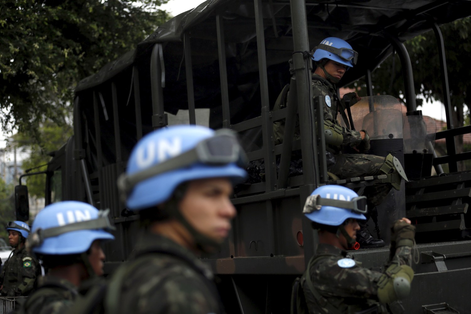 Brazilian soldiers of the United Nations Peacekeeping Forces attend a training exercise in Rio de Janeiro April 22, 2015, before departing to Haiti. REUTERS/Pilar Olivares - RTX19U2E