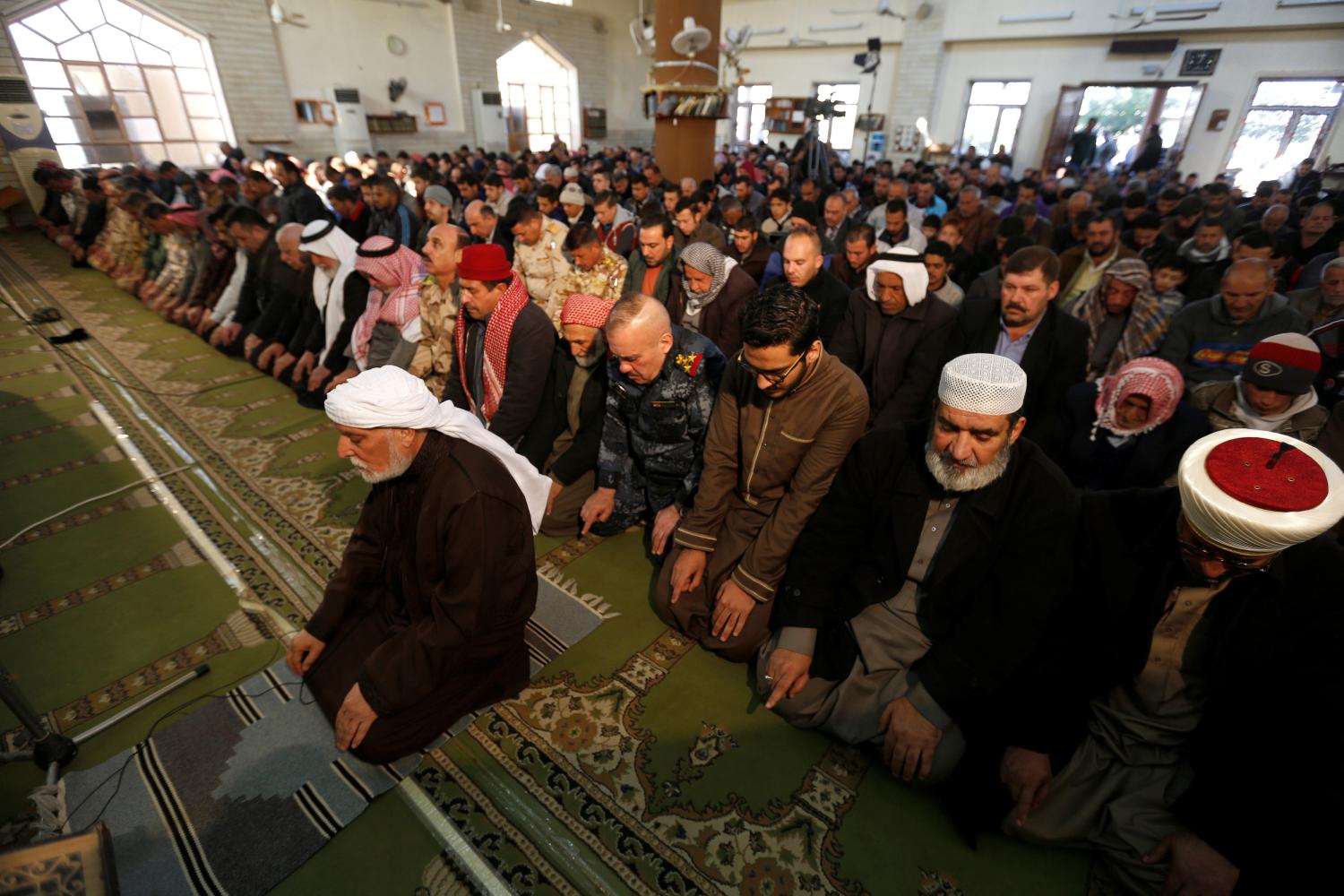 Muslims prayers Friday prayers at the Hajj Diab al-Iraqi mosque in Mosul, Iraq, February 10, 2017. REUTERS/Muhammad Hamed - RTX30GGE