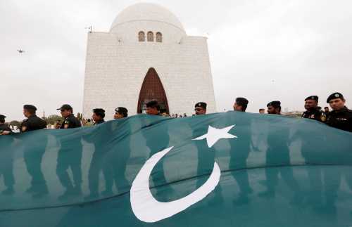Soldiers from the Special Security Unit (SSU) hold Pakistan's national flag during a ceremony to celebrate the country's 70th Independence Day at the mausoleum of Muhammad Ali Jinnah in Karachi, Pakistan, August 14, 2016. REUTERS/Akhtar Soomro - RTX2KOOP
