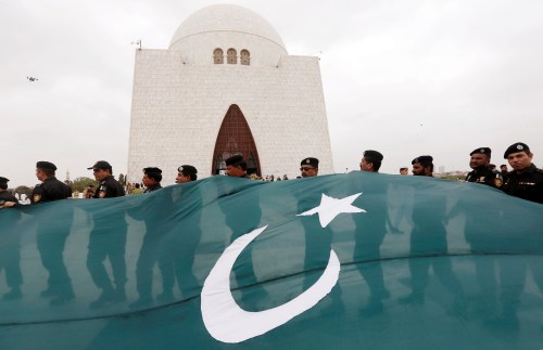 Soldiers from the Special Security Unit (SSU) hold Pakistan's national flag during a ceremony to celebrate the country's 70th Independence Day at the mausoleum of Muhammad Ali Jinnah in Karachi, Pakistan, August 14, 2016. REUTERS/Akhtar Soomro - RTX2KOOP