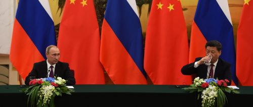 Russian President Vladimir Putin (L) looks at Chinese President Xi Jinping during a joint press briefing in Beijing's Great Hall of the People June 25, 2016. REUTERS/Greg Baker/Pool - RTX2I54B