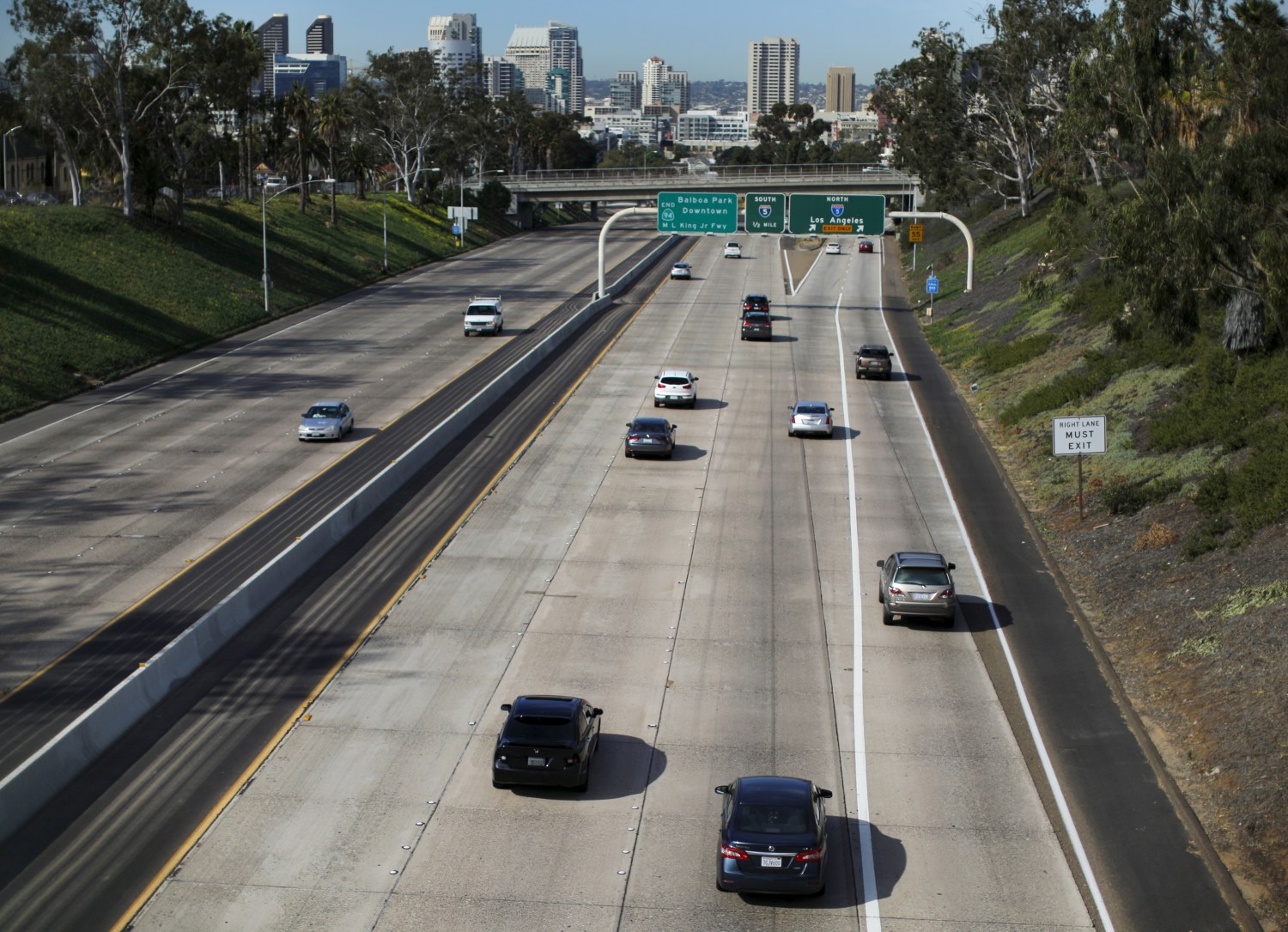 Cars travel north towards Los Angeles on Interstate highway 5 in San Diego, California February 10, 2016. (REUTERS/Mike Blake).
