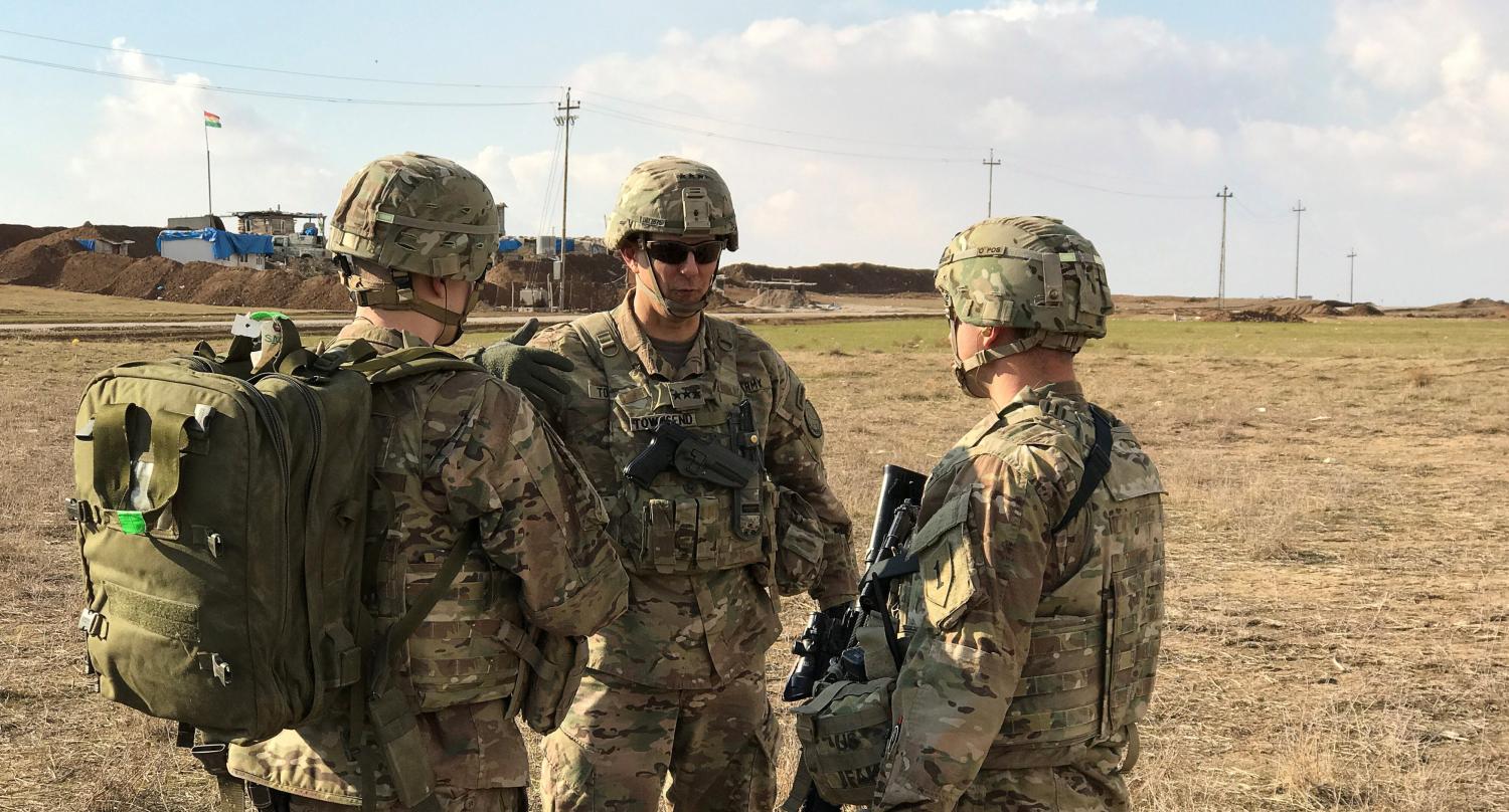 Commander of the U.S. led coalition, Lieutenant General Steve Townsend (C) speaks with U.S. soldiers at a military base north of Mosul, Iraq, January 4, 2017. REUTERS/Mohammed Al-Ramahi - RTX2XJMS