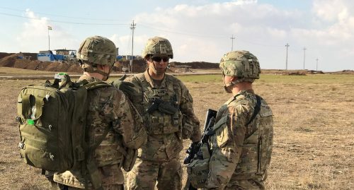 Commander of the U.S. led coalition, Lieutenant General Steve Townsend (C) speaks with U.S. soldiers at a military base north of Mosul, Iraq, January 4, 2017. REUTERS/Mohammed Al-Ramahi - RTX2XJMS