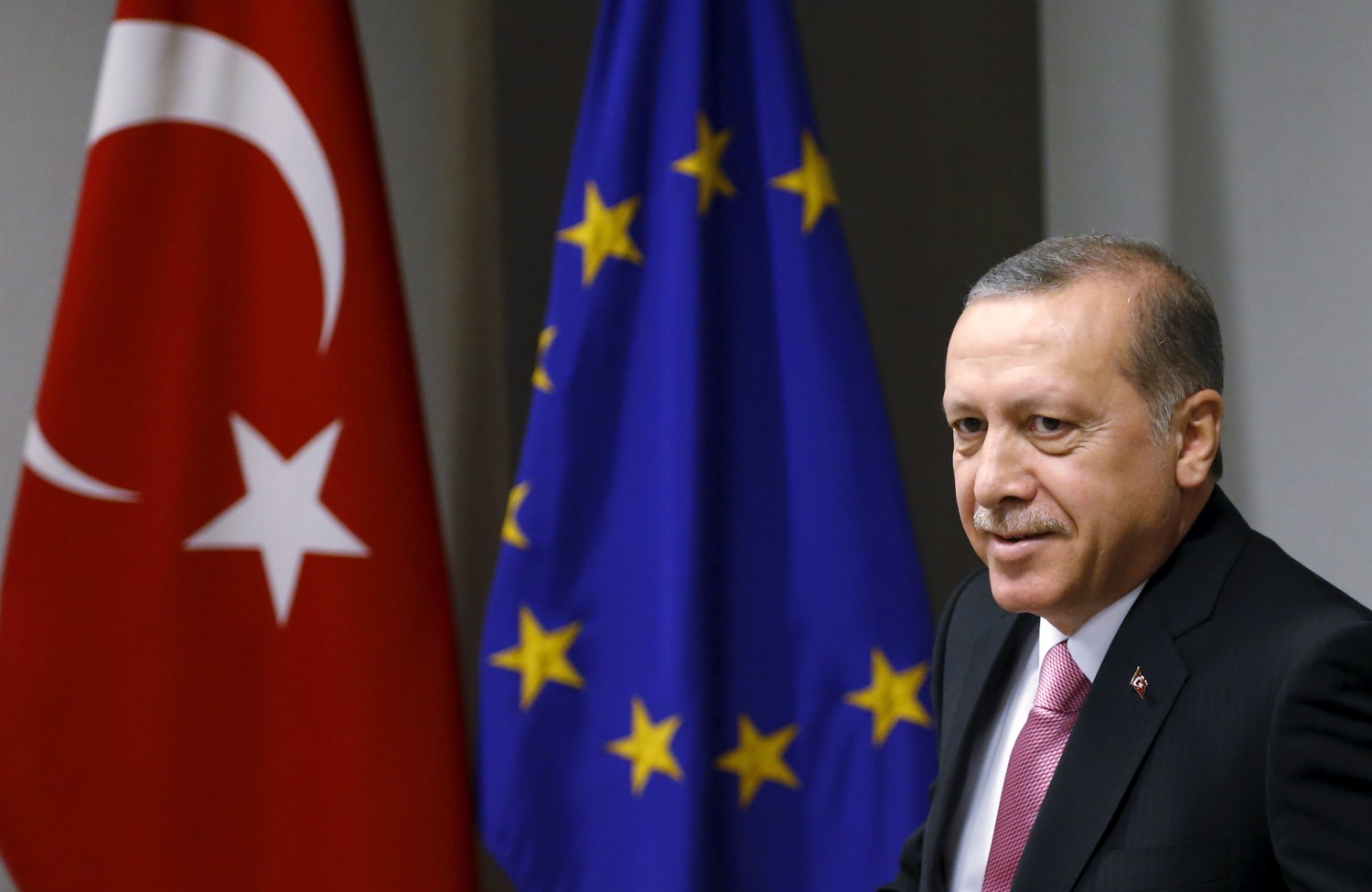 Turkey's President Tayyip Erdogan waits for the start of a meeting with European Council President Donald Tusk (unseen) at the EU Council in Brussels, Belgium October 5, 2015. Erdogan appeared to mock European Union overtures for help with its migration crisis as he arrived for a long-awaited state visit to Brussels and a string of meetings with EU leaders set to start on Monday. REUTERS/Francois Lenoir - RTS33VZ