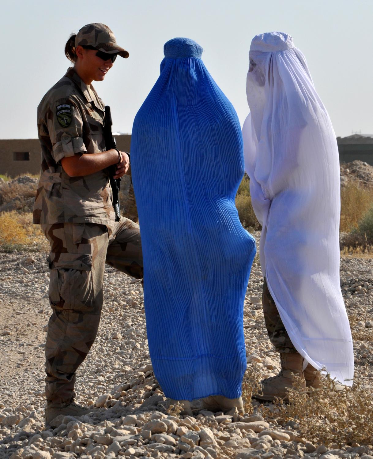 Female ISAF soldiers attend a U.S. led training for "Female Engagement Teams" in Masar-I-Sharif August 19, 2012. After this one-week course which includes hands-on training, language training, lessons in Afghan history and self defence, the ISAF has a total of 10 special trained female soldiers in the northern region of the country. The Female Engagement Teams will accompany their male colleagues on patrol to do body checks of Afghan women and also speak to them about their needs and problems. Picture taken August 19, 2012. REUTERS/Sabine Siebold (AFGHANISTAN - Tags: MILITARY CONFLICT POLITICS) - RTR36ZJ6