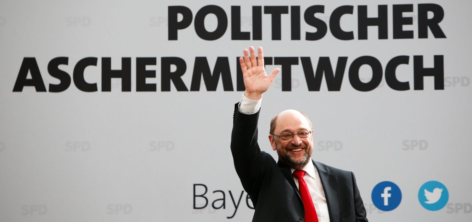 Social Democratic Party (SPD) leader Martin Schulz waves during a traditional Ash Wednesday meeting in Vilshofen, Germany, March 1, 2017. REUTERS/Michaela Rehle - RTS10XZ7