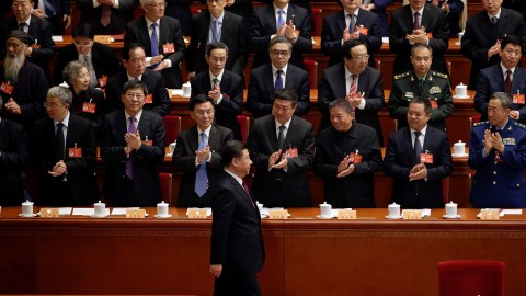 Delegates clap their hands as China's President Xi Jinping (1st row) arrives for the opening session of the Chinese People's Political Consultative Conference (CPPCC) at the Great Hall of the People in Beijing, March 3, 2017. REUTERS/Jason Lee     TPX IMAGES OF THE DAY          TPX IMAGES OF THE DAY - RTS119SN