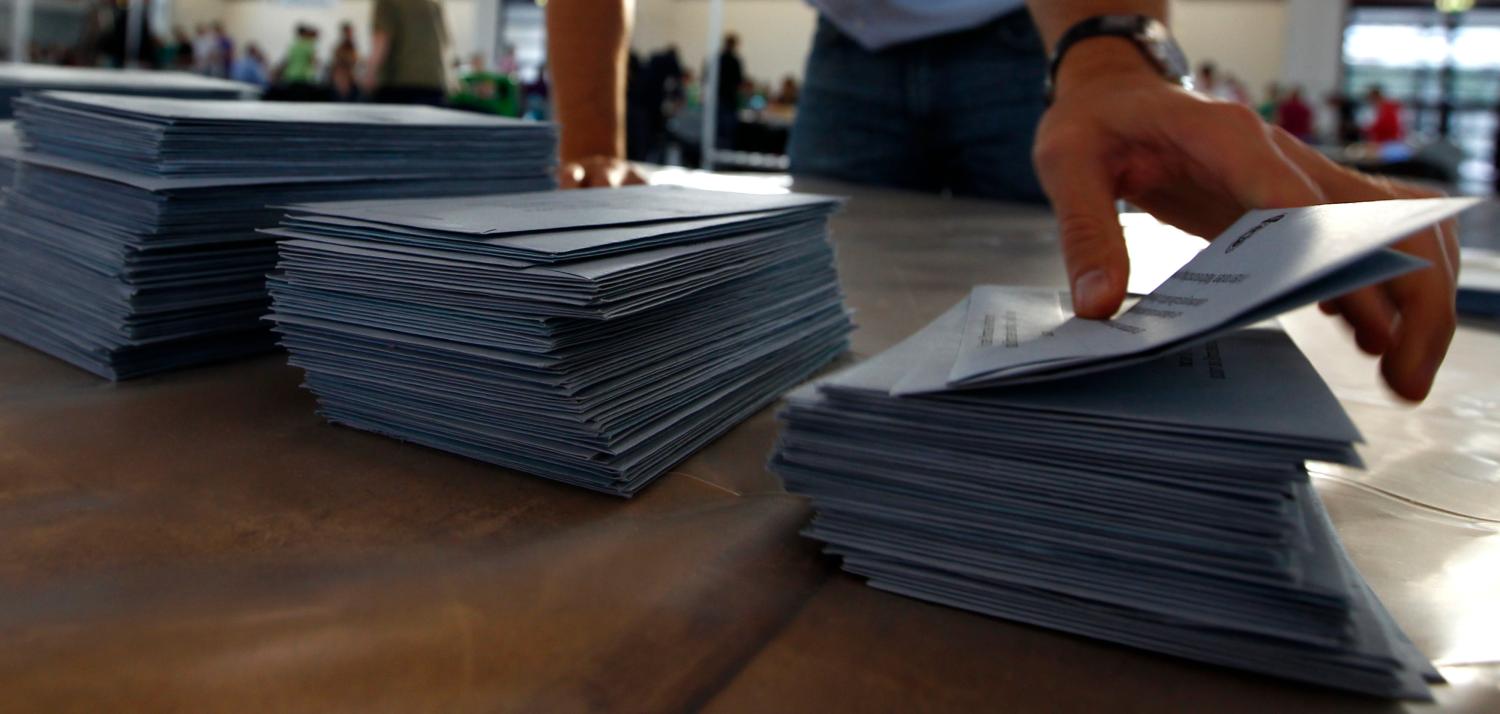 Electoral officials sort ballot papers after the conclusion of voting in the German general election (Bundestagswahl) at the Messe in Munich September 22, 2013. REUTERS/Michaela Rehle (GERMANY - Tags: POLITICS ELECTIONS) - RTX13V0P