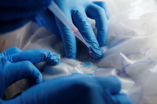 Anti-narcotics workers test cocaine. March 30, 2017. REUTERS/Guadalupe Pardo - RTX33EDT