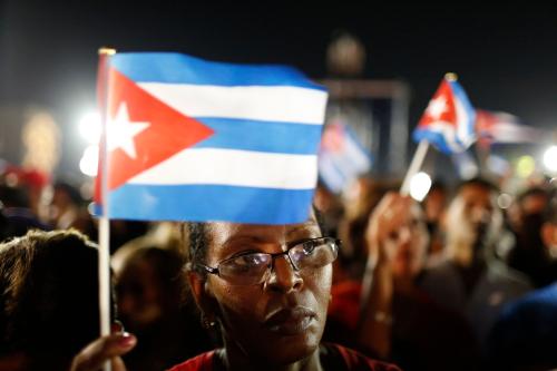 A woman raises a Cuban flag at a tribute to former Cuban leader Fidel Castro in Santiago de Cuba, Cuba, December 3, 2016. REUTERS/Carlos Garcia Rawlins - RTSUJDS