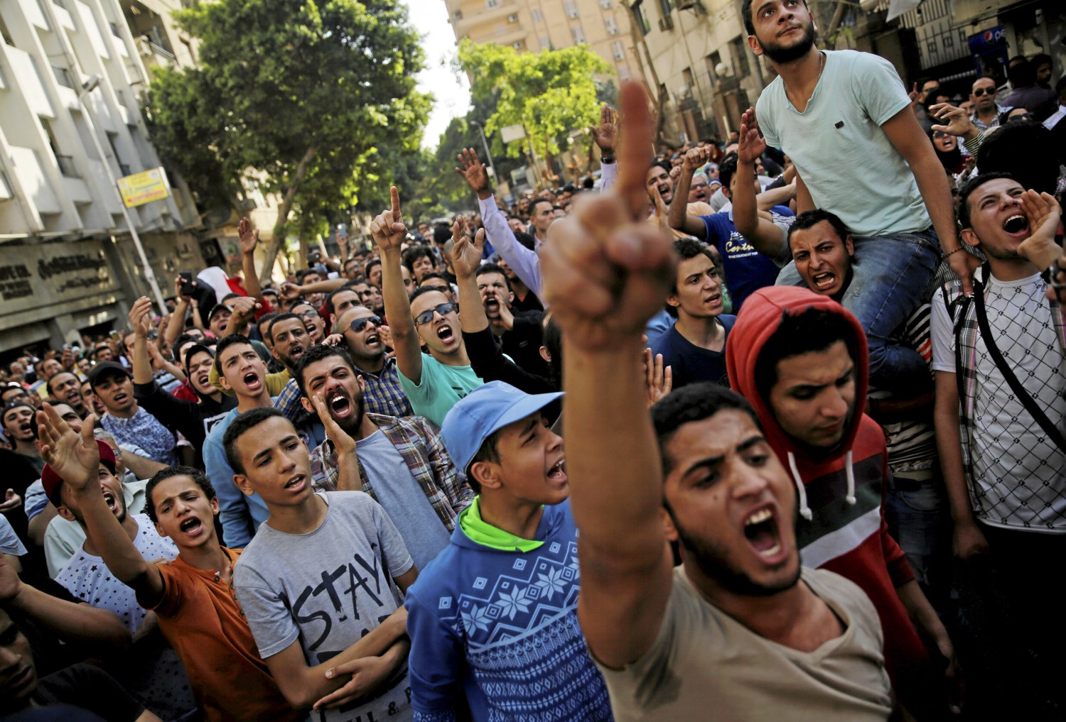 Egyptian protesters and Muslim Brotherhood members shout slogans against President Abdel Fattah al-Sisi and the government during a demonstration protesting the government's decision to transfer two Red Sea islands to Saudi Arabia, in front of the Press Syndicate in Cairo, Egypt, April 15, 2016. REUTERS/Amr Abdallah Dalsh - RTX2A5NC