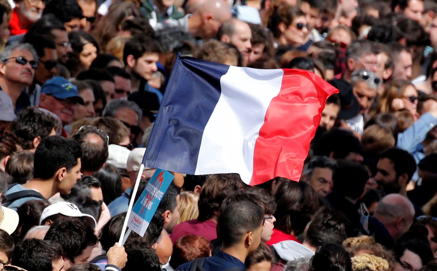 A supporter holds a french flag during a political rally of Jean-Luc Melenchon of the French far left Parti de Gauche and candidate for the 2017 French presidential election, in Toulouse, Southwestern France, April 16, 2017. REUTERS/Regis Duvignau - RTS12J8U