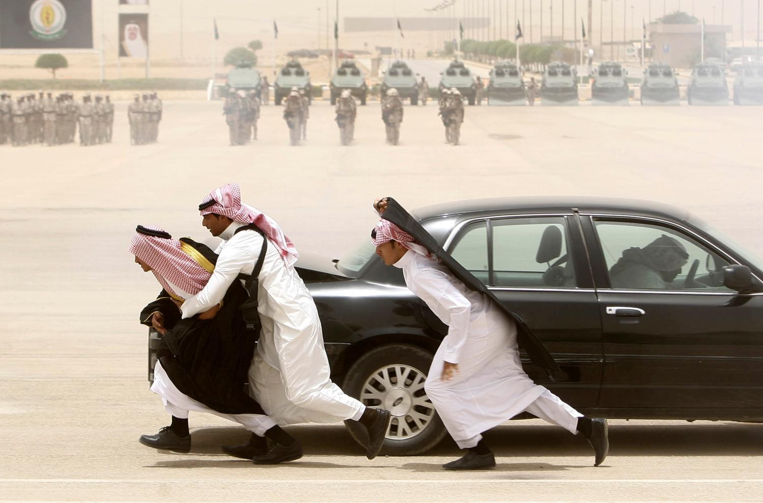 Graduating soldiers from the Saudi special forces' anti-terror unit demonstrate their skills in protecting VIPs under attack in Riyadh May 17, 2009. REUTERS/Fahad Shadeed (SAUDI ARABIA POLITICS) - RTXI8T2