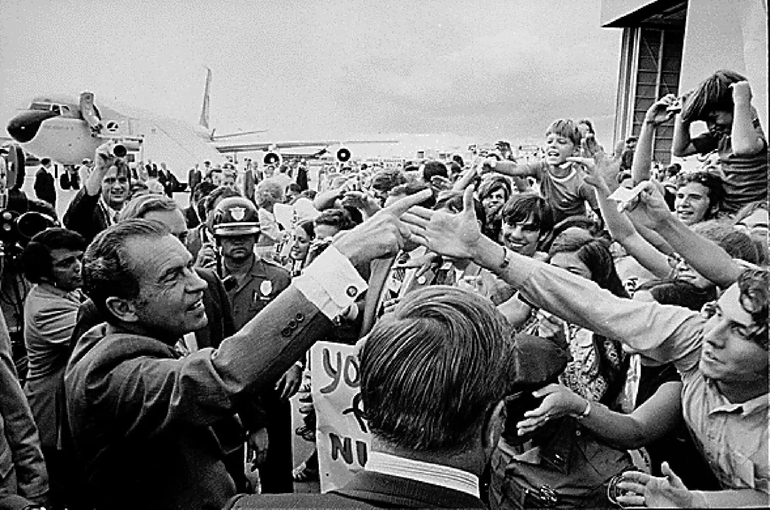 -PHOTO TAKEN 17JUN72- U.S. President Richard M. Nixon (L) shakes hands while departing for the 1972 ..