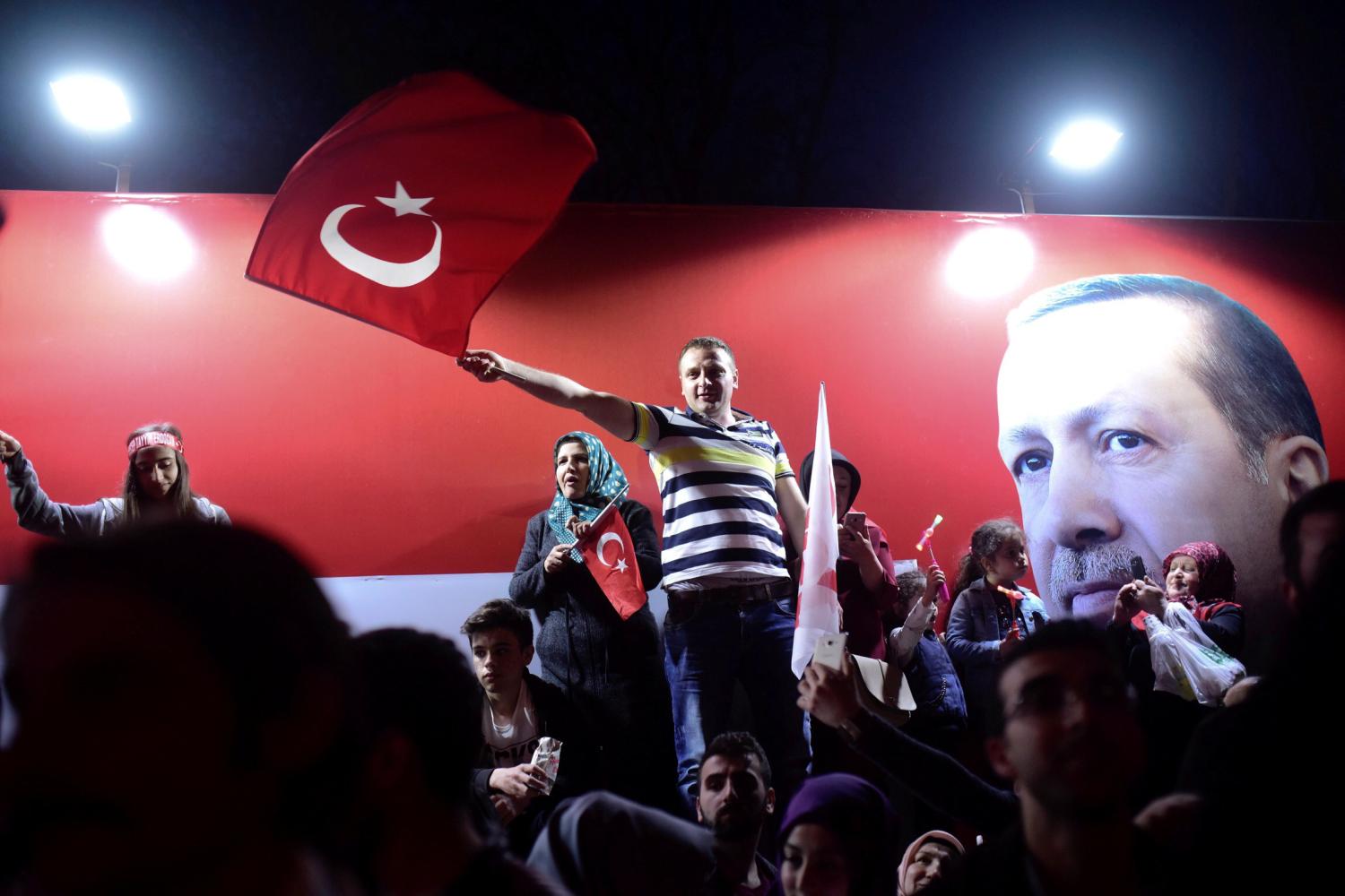 Supporters of Turkish President Tayyip Erdogan celebrate in Istanbul, Turkey April 16, 2017. REUTERS/Yagiz Karahan TPX IMAGES OF THE DAY - RTS12K36