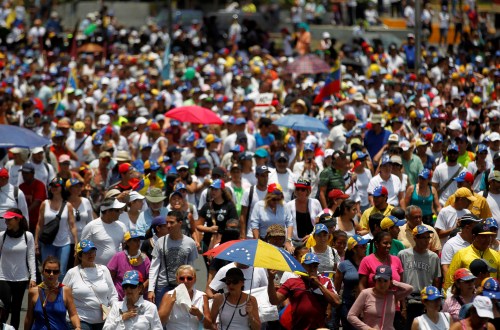 Opposition demonstrators rally against Venezuela's President Nicolas Maduro in Caracas, Venezuela, April 20, 2017. REUTERS/Christian Veron - RTS136GP