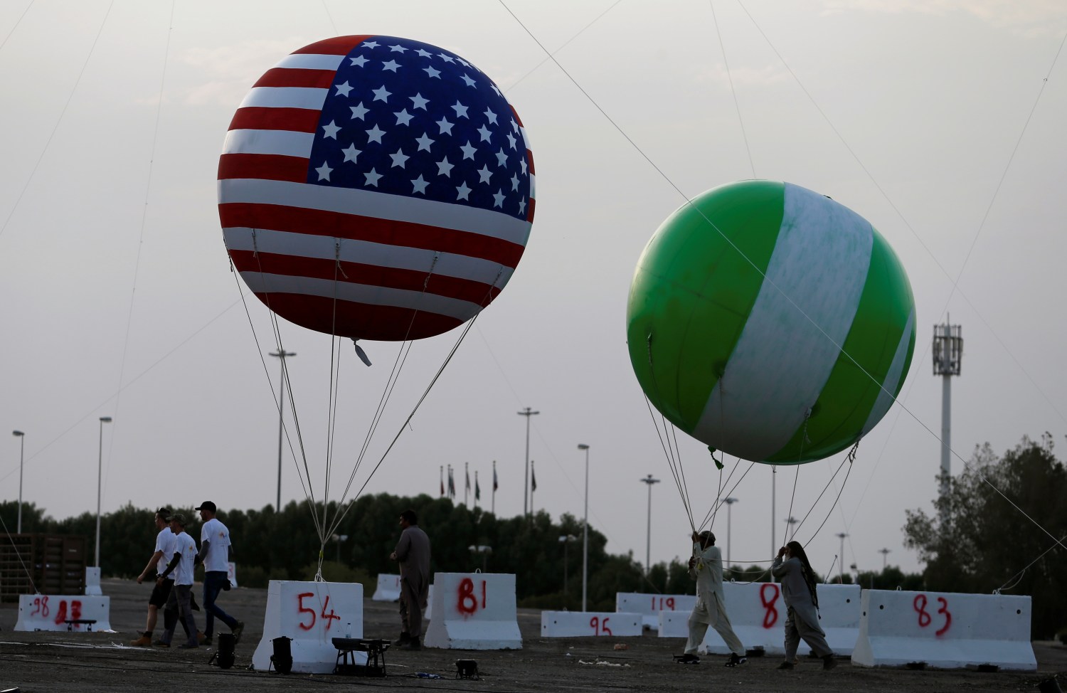 Balloons with US and Saudi flags