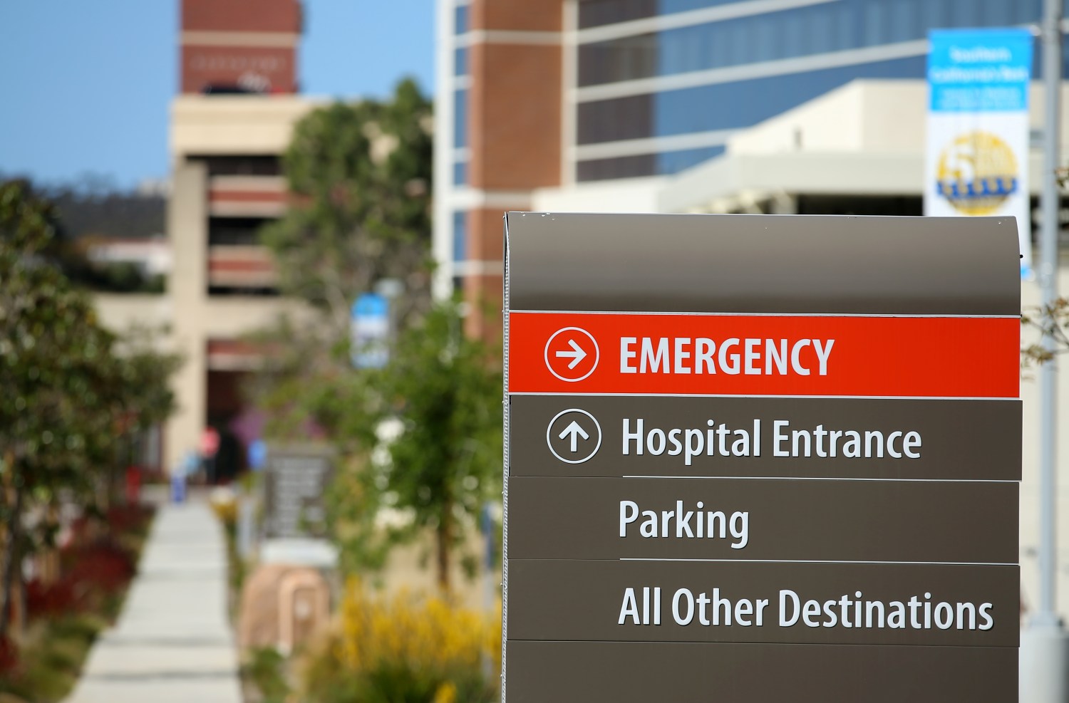 Photo: An emergency sign points to the entrance to Scripps Memorial Hospital in La Jolla, California, U.S. March 23, 2017. REUTERS/Mike Blake - RTX32G3C