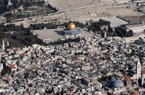 An aerial view shows the Dome of the Rock (C) and the Western Wall (C-R) in the compound known to Muslims as al-Haram al-Sharif, and to Jews as Temple Mount, in Jerusalem's Old City October 15, 2008. REUTERS/Ronen Zvulun (JERUSALEM) - RTX9KQR