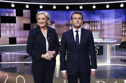 Candidates for the 2017 presidential election, Emmanuel Macron (R), head of the political movement En Marche !, or Onwards !, and Marine Le Pen, of the French National Front (FN) party, pose prior to the start of a live prime-time debate in the studios of French television station France 2, and French private station TF1 in La Plaine-Saint-Denis, near Paris, France, May 3, 2017. REUTERS/Eric Feferberg/Pool - RTS150ZP