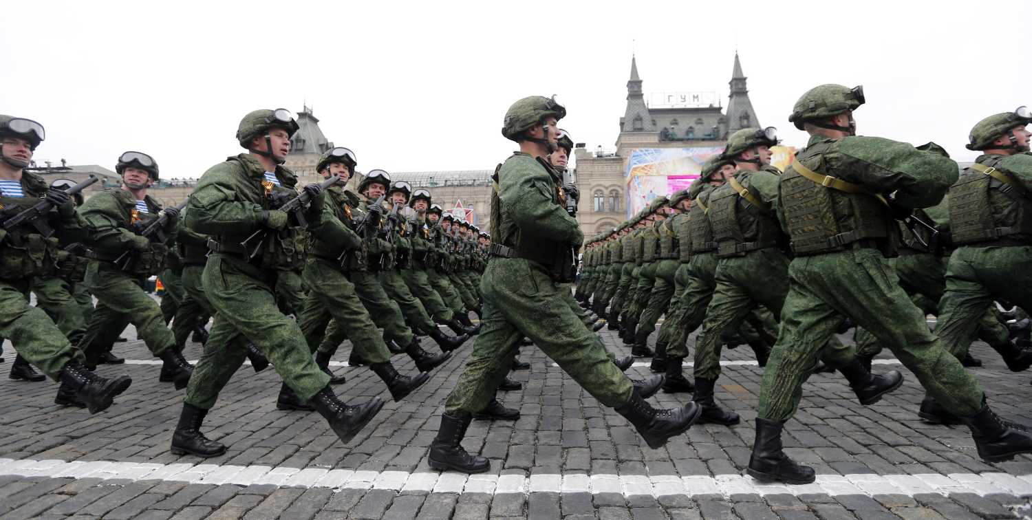 Moscow - Russia - 09/05/2017 - Russian servicemen march during the Victory Day military parade marking the World War II anniversary at Red Square in Moscow. REUTERS/Yuri Kochetkov/Pool - RTS15V7N