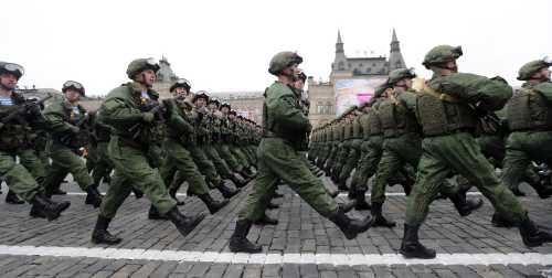 Moscow - Russia - 09/05/2017 - Russian servicemen march during the Victory Day military parade marking the World War II anniversary at Red Square in Moscow. REUTERS/Yuri Kochetkov/Pool - RTS15V7N