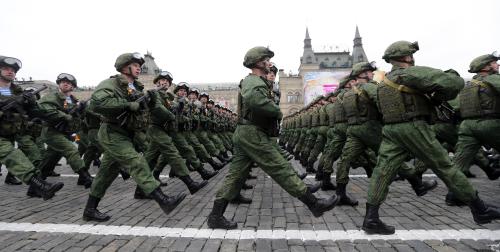 Moscow - Russia - 09/05/2017 - Russian servicemen march during the Victory Day military parade marking the World War II anniversary at Red Square in Moscow. REUTERS/Yuri Kochetkov/Pool - RTS15V7N