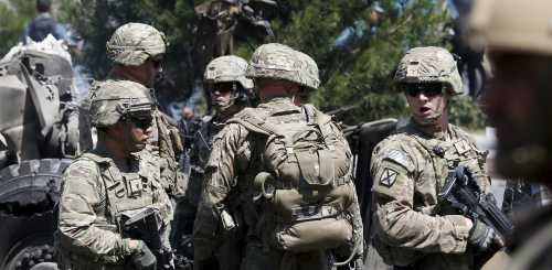 U.S. troops arrive at the site of a suicide bomb attack in Kabul, Afghanistan, June 30, 2015. At least 17 people were wounded in a suicide bomb attack on NATO troops as their truck convoy passed down the main road running between Kabul's airport and the U.S. embassy, police and health ministry officials said. REUTERS/Omar Sobhani - RTX1IFEU